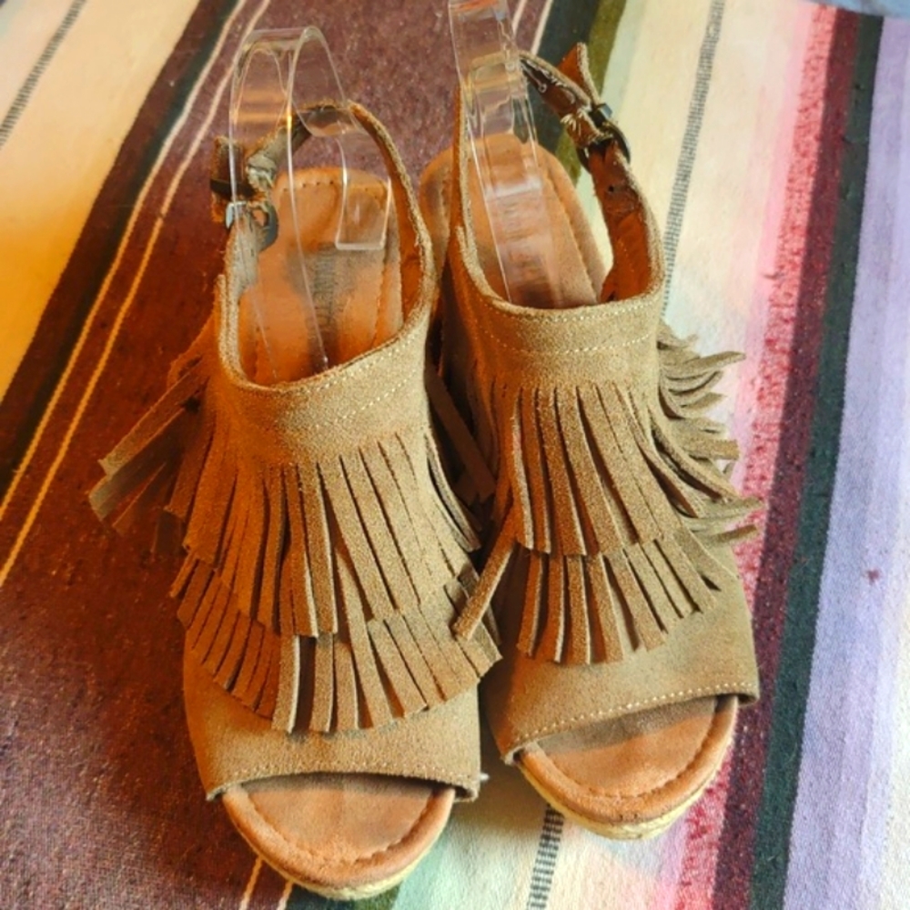 Minnetonka fringe suede wedge sandal size 9 tan